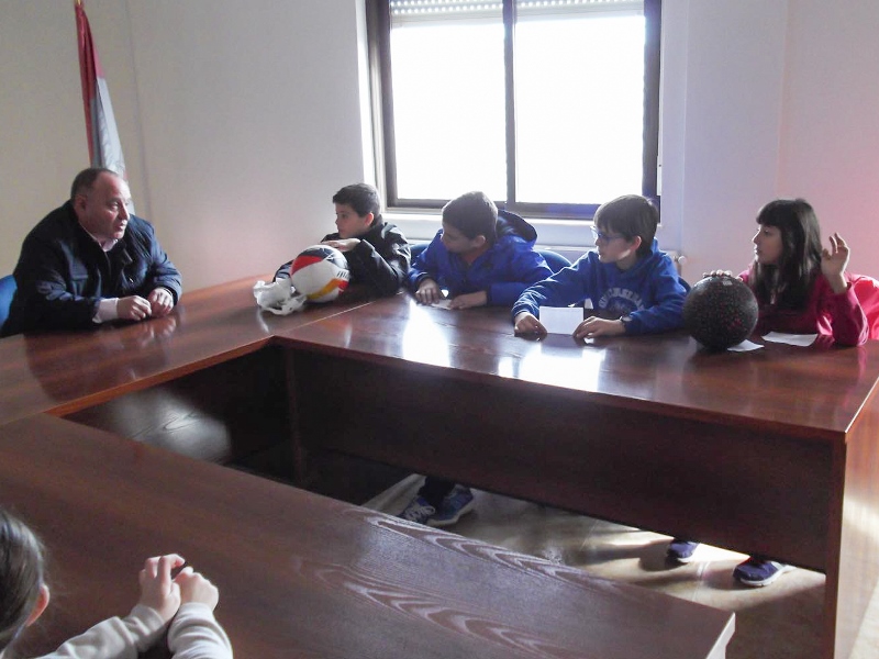 Los niños han simulado un pleno municipal