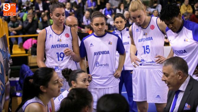 Ortega da instrucciones a sus jugadoras en el partido ante el Sopron