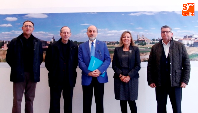 Inauguración de la muestra fotográfica ‘Enseñar’ en el Centro Municipal Julián Sánchez El Charro