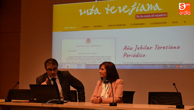 Enrique López, Presidente de la asociación, y la alcaldesa de Peñaranda Carmen Ávila, presentaban la pagina web De la Ruta al Sepulcro