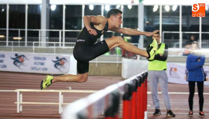 Una de las pruebas de vallas que se celebraron en la pista cubierta Carlos Gil Pérez