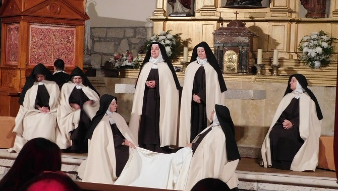 La representación teatral de la santa andariega llega a la comarca de La Armuña