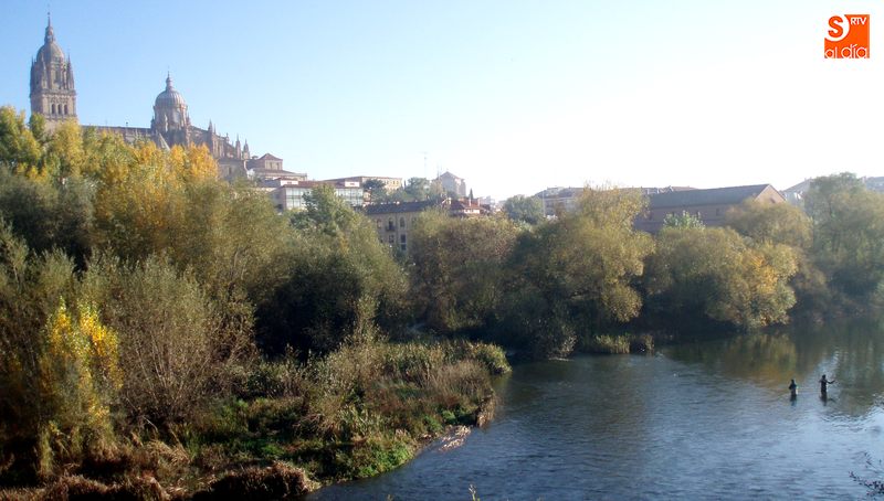 La orilla del río era un lugar bullicioso por donde deambulaban paseantes, parejas de novios y pescadores / J. IGNACIO HDEZ.