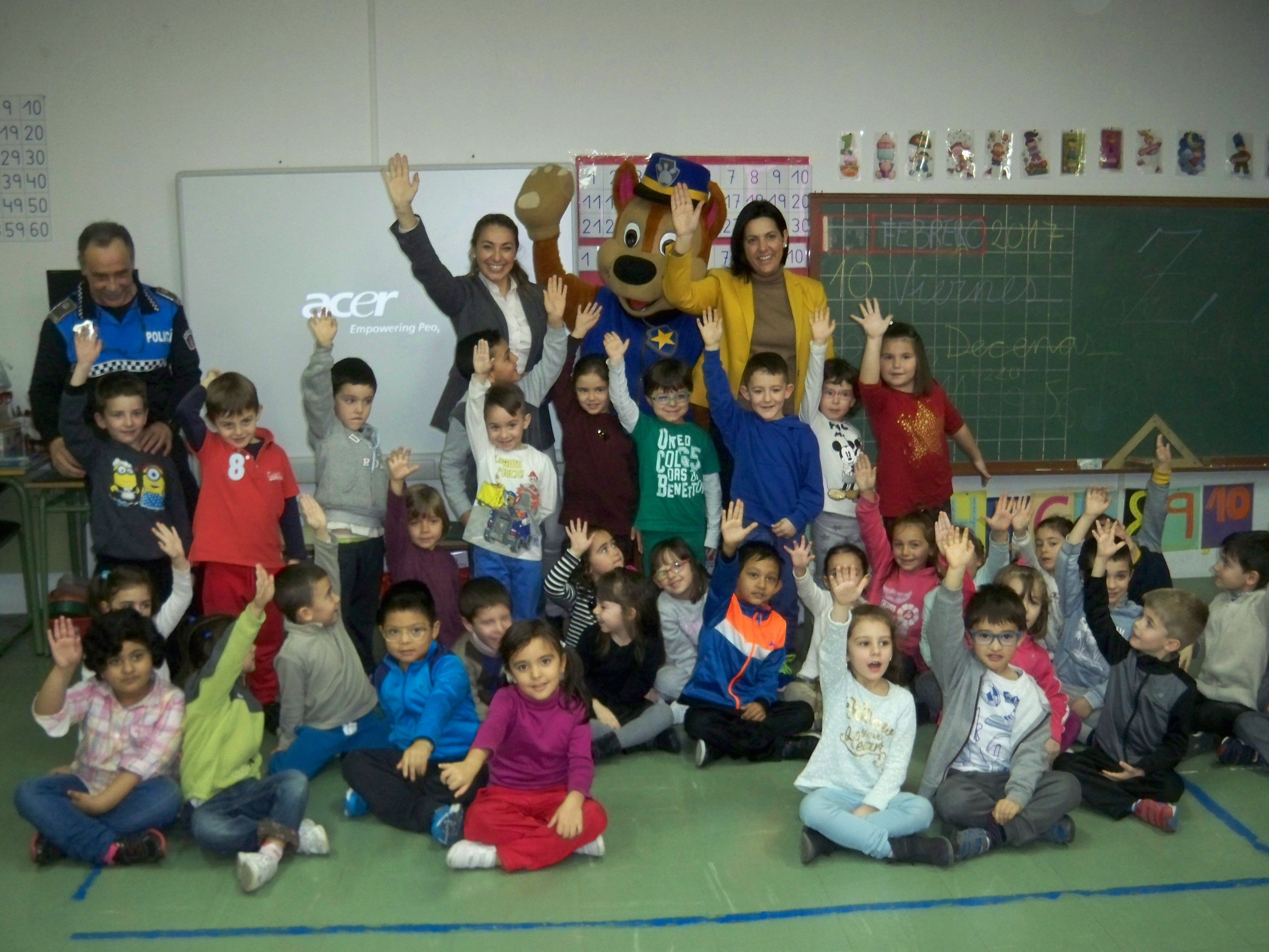 La Patrulla Canina y la Policía Local visitaron el Miguel Hernández