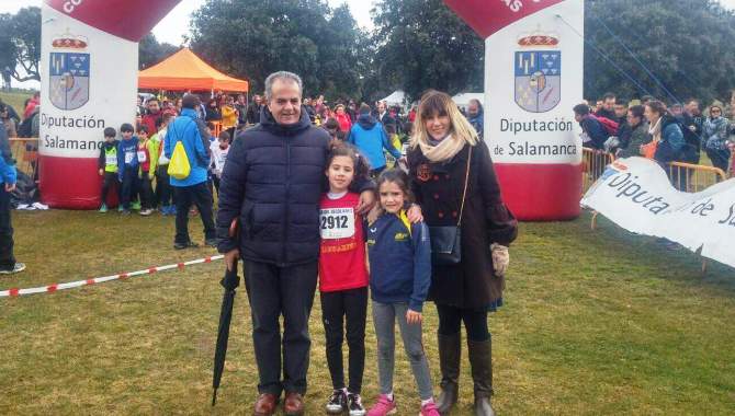 José María Sánchez y Eva Picado, junto a dos pequeñas atletas