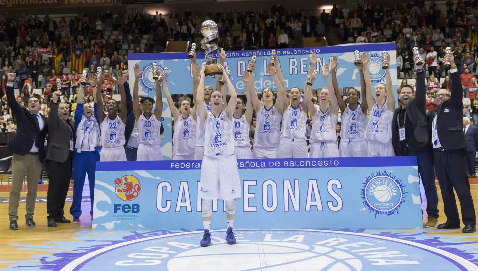 Silvia, con la Copa, junto a sus compañeros, entrenadores y presidente del club, Jorge Recio