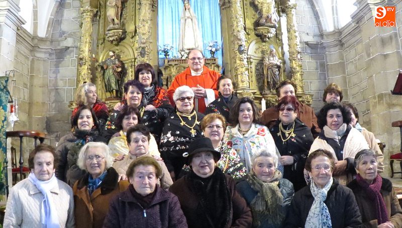 Foto de familia tras los actos religiosos oficiados por el párroco José Sánchez / FOTOS: IVÁN Y PATRICIA