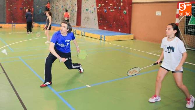 Un momento de un entrenamiento de bádminton