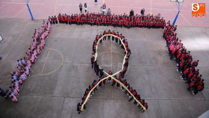 Lazo humano formado por alumnos del colegio Trinitarios / Foto de Alberto Martín