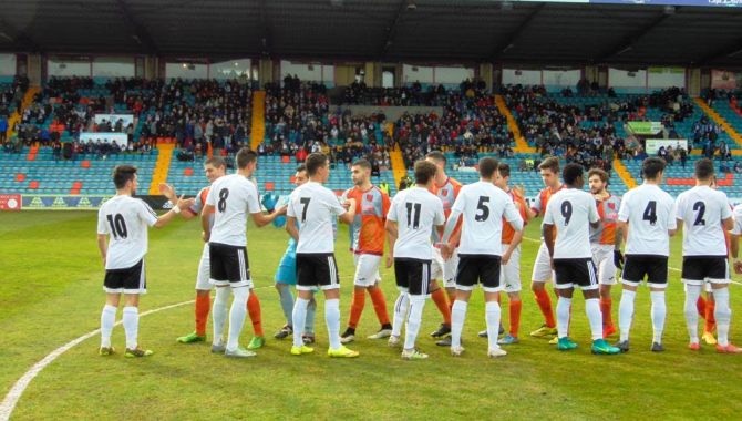 Los jugadores del Salmantino y Carbajosa se saludan antes del partido