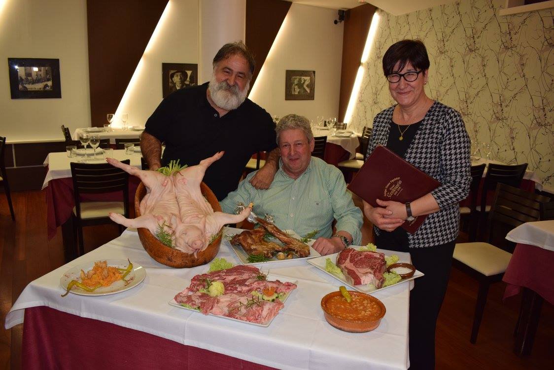 Javier Pérez Andrés disfrutó de la gastronomía albercana y de sus gentes. Foto: CyLTV