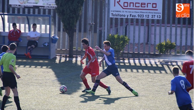 Un jugador del Navega controla el balón ante la persecución de un rival