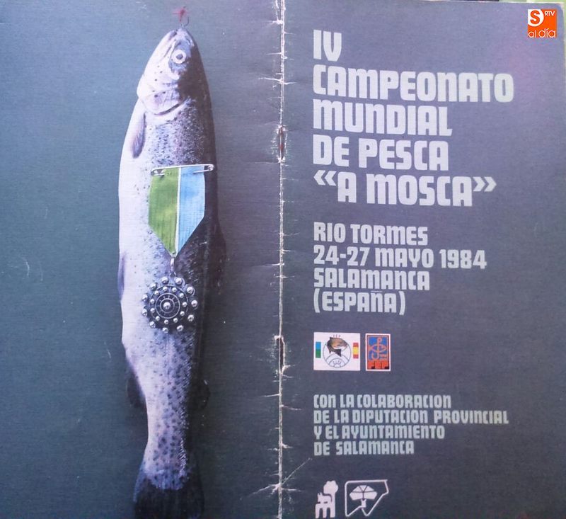 En el díptico del Campeonato del Mundo de Pesca a Mosca puede apreciarse la imagen de una trucha arco iris. Sin comentarios