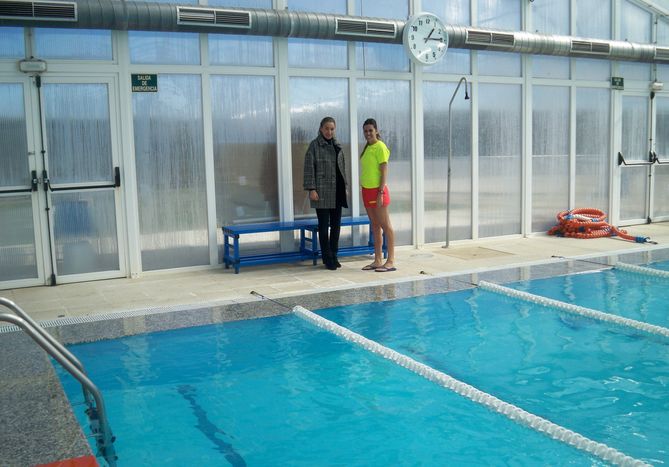 La concejala Marta Labrador e Isabel Sánchez, responsable de la empresa que gestiona las piscinas