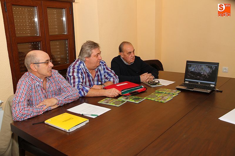 Juan Carlos Zamarreño, Manuel Arias e Ignacio Polo observan el vídeo promocional de la guía.
