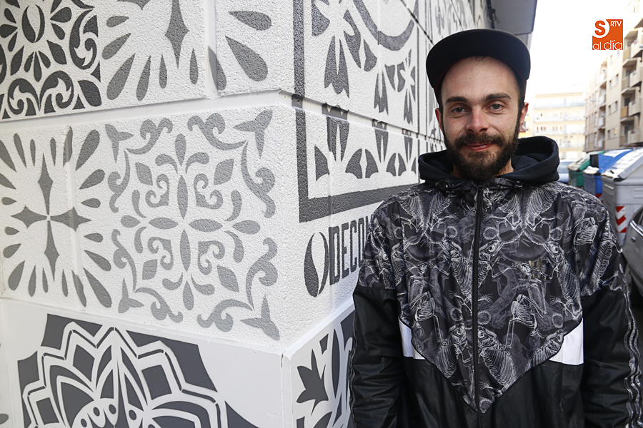 La calle Joaquín Costa luce las filigranas de ‘Decoma’