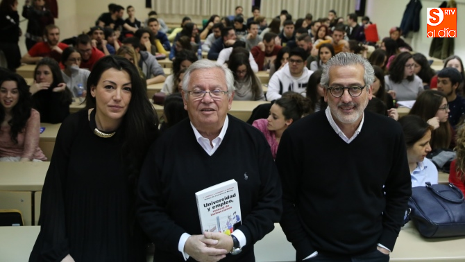 Fernando Jáuregui, en el centro, antes de su conferencia en la Facultad de Ciencias Sociales / Foto de Alberto Martín