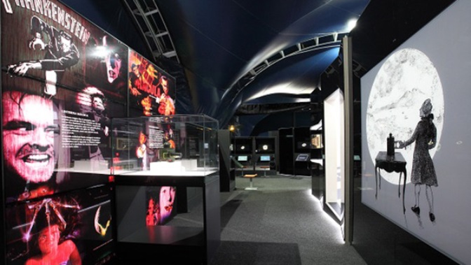 Ilusionismo, ¿magia o ciencia? nos propone conocer los fundamentos científicos del ilusionismo y algunos de los mecanismos que utiliza