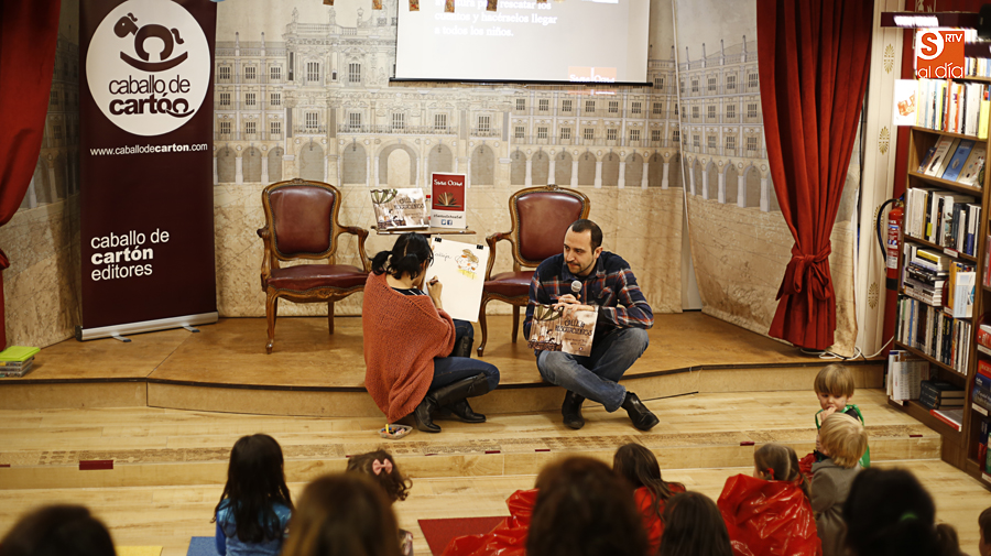 Presentación de ‘Calleja, el rescatacuentos’ en la librería Santos Ochoa / Foto de Alejandro López
