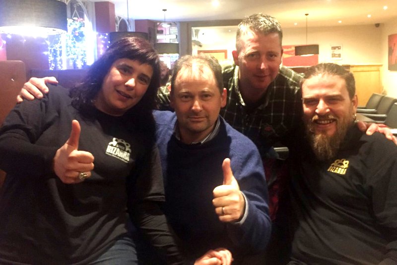 Jonathan Parker (propietario York Brewery), Nick Webster (maestro cervecero), Raúl Martin y Arantxa Nuin (Cerveza Bizarra)