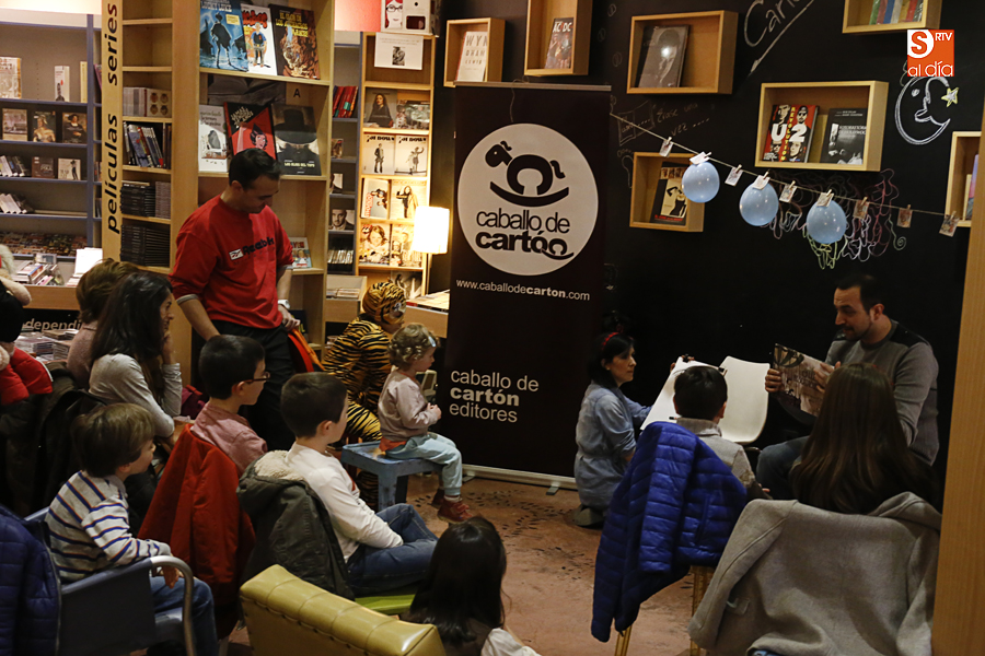 Momento del cuentacuentos en la librería Hydria (Foto de Álex López)