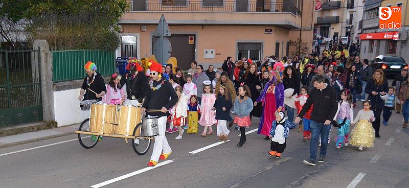 Más de un centenar de vecinos desfilaron por las calles con sus disfraces. Fotos: Sonia Polo