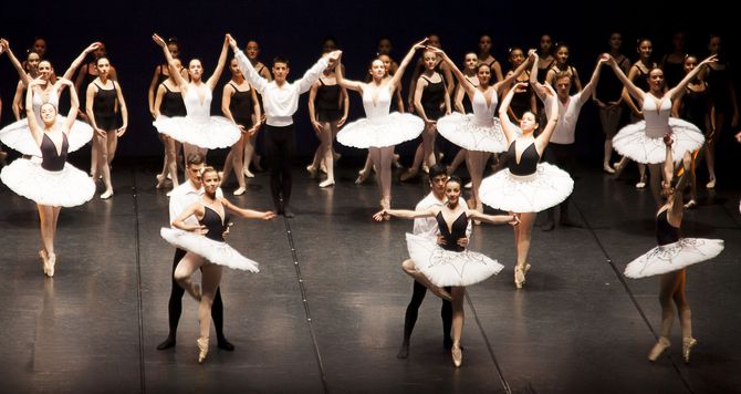 Especialistas de Clásico y Contemporáneo forman a los futuros bailarines de la Escuela...
