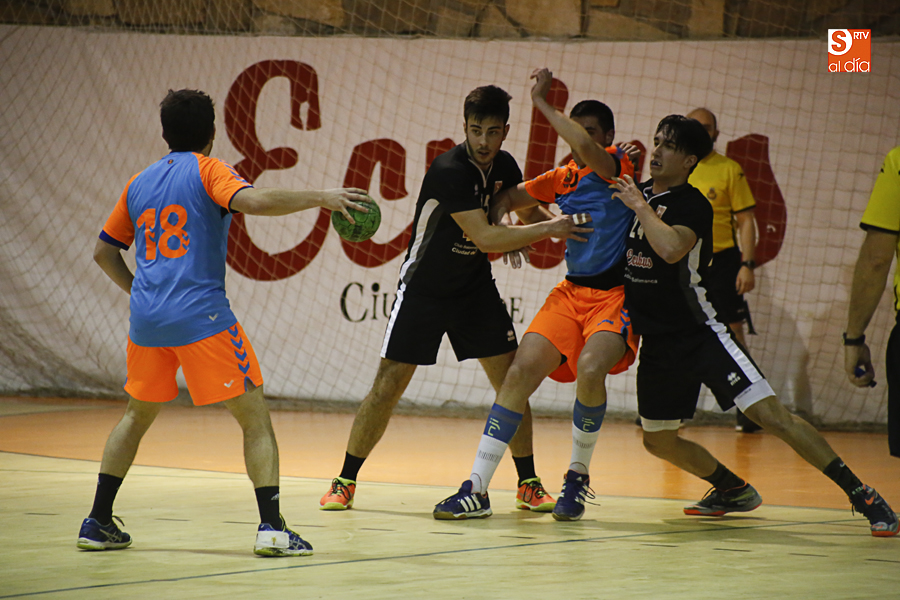 Jugada de un partido anterior del Balonmano Ciudad de Salamanca