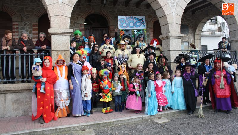 Pequeños y mayores se sumaron al desfile y al concurso de disfraces en Villarino / ANA ULLÁN