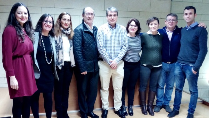 Policarpo Sánchez, presidente de la Asociación Salvar el Archivo, junto a los concejales populares de Totana (Murcia)