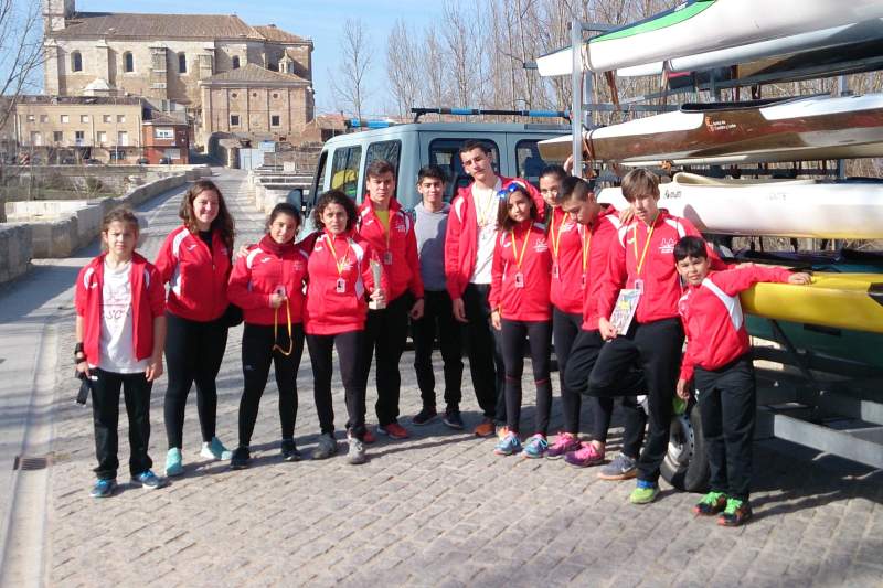 Parte de los regatistas que se desplazaron a Torquemada para el Provincial de Piragüismo