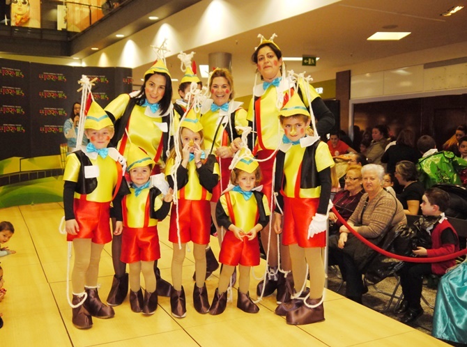 Desfile concurso de disfraces en el CC El Tormes