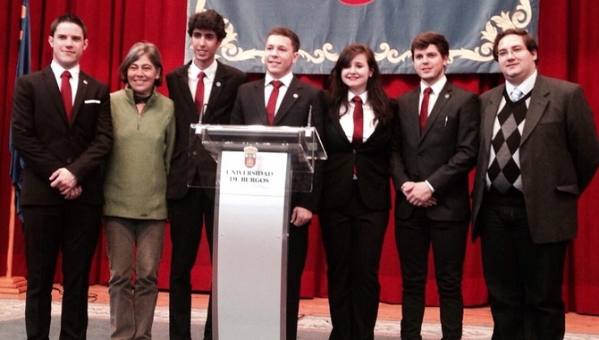 Equipo de la USAL que ganó el I Torneo Regional de Debate Universitario de Castilla y León en 2015
