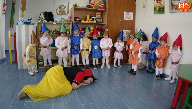 Los niños de la guardería municipal disfrutan del Carnaval