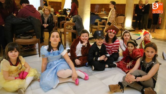 Los más pequeños, posando con sus disfraces. Fotos: Alberto Martín