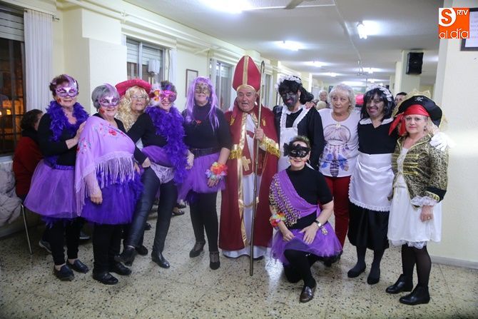 Originales y creativos disfraces en la Asociación de Mayores de Pizarrales