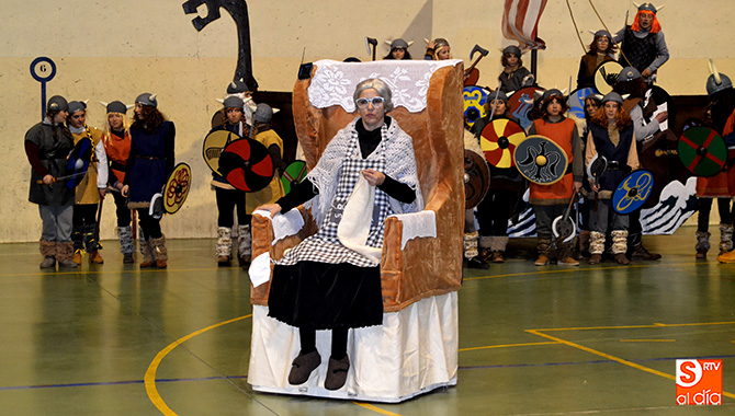 Uno de derechas y otro del reves conseguia la mayor puntuación del jurado en la categoría individual del concurso de disfraces