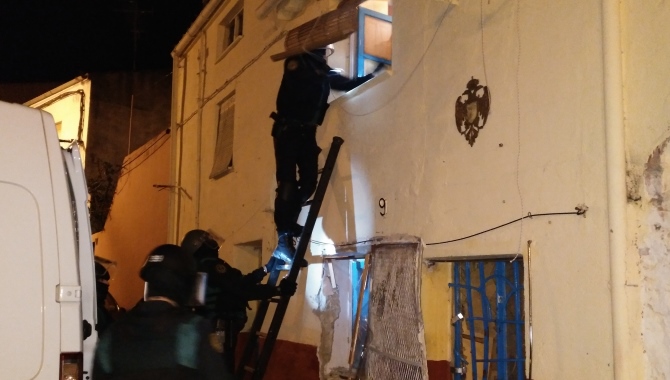 Entrada de la Guardia Civil en uno de los domicilios
