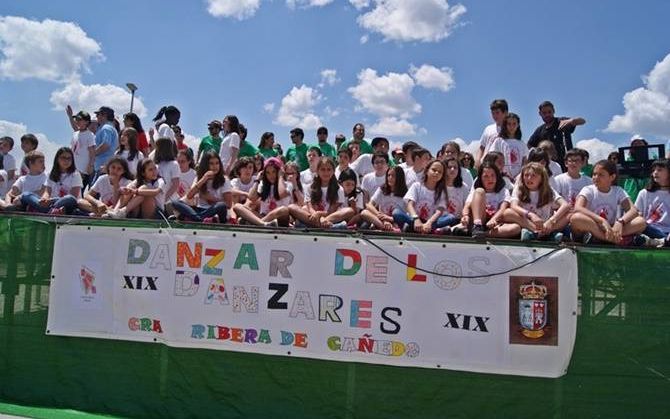 Participantes en el XIX Danzar de los Danzares, en Topas