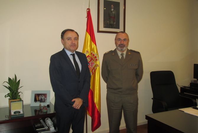 Visita del subdelegado del Gobierno en Salamanca a la Subdelegación de Defensa  