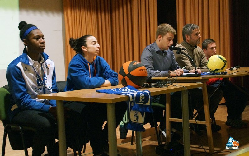 Charla de Silvia Domínguez y Chrissy Givens en el colegio Siervas del Sagrado Corazón