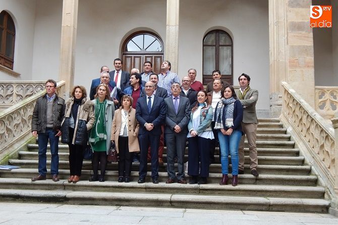 El delegado territorial de la Junta y el presidente de la Diputación con los representantes de los ayuntamientos