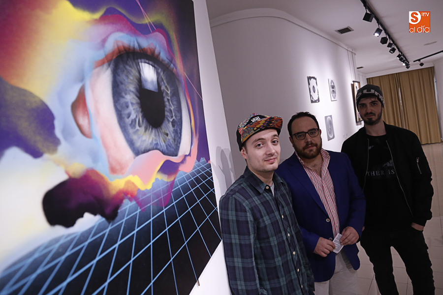 El edil Daniel Llanos, junto a dos de los artistas. Foto: Alejandro López