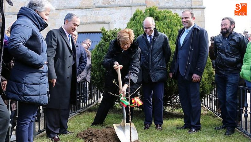 Manuela Plaza, pregonera 2016, en la plantación de un almendro en la plaza de La Fregeneda / CORRAL