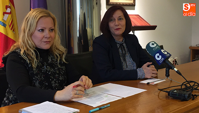 La alcaldesa Carmen Ávila y la edil de Bienestar Social e Igualdad, Laly García, presentaban hoy la programación