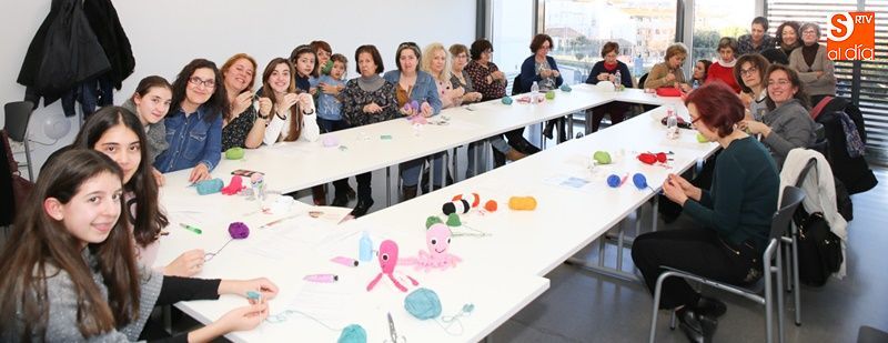 Talleres para tejer los pulpitos solidarios en Salamanca. REPORTAJE GRÁFICO: Alberto Martín