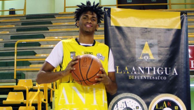 Momento de la presentación de Álex Castillo con el CB Tormes