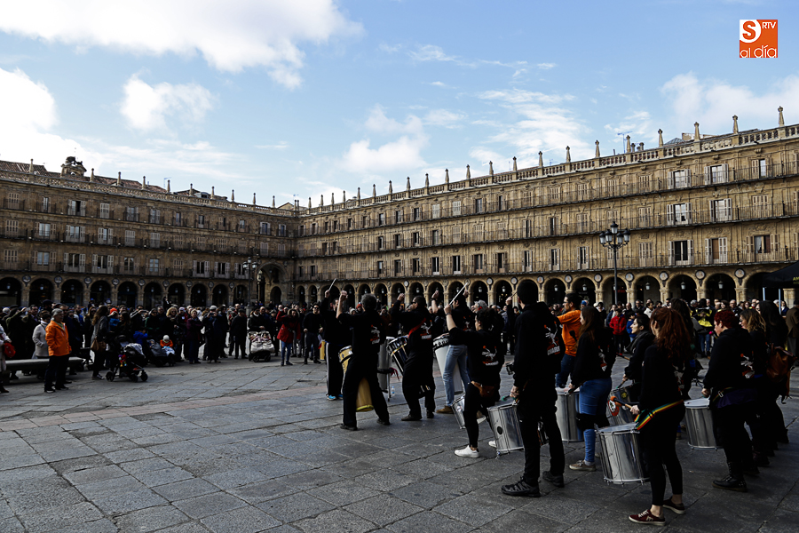 Acto festivo de Amnistía Internacional en la Plaza Mayor de Salamanca (Foto de Álex López)