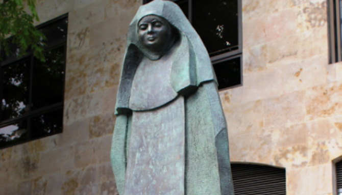 Escultura homenaje a Santa Bonifacia en la Gran Vía, obra de Parada Morollón