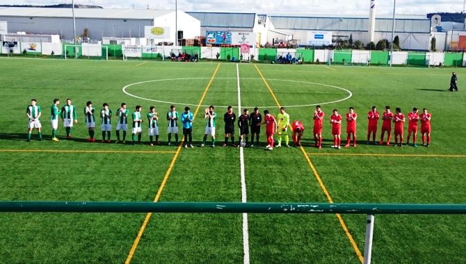Ambos conjunto se saludan antes del comienzo del partido